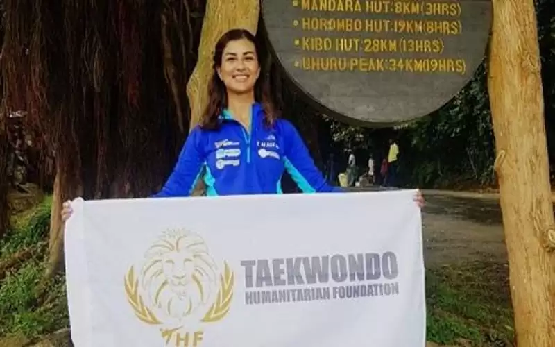 أردنية تتسلق جبلا في روسيا دعما