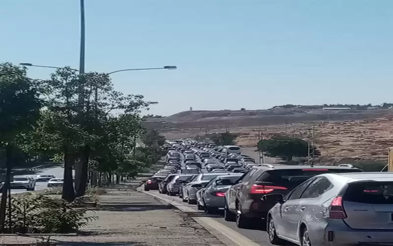 تدهور مركبة يتسبب بازدحام مروري خانق