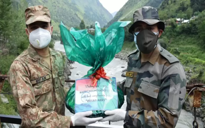 الجيشان الهندي والباكستاني يتبادلان الحلوى