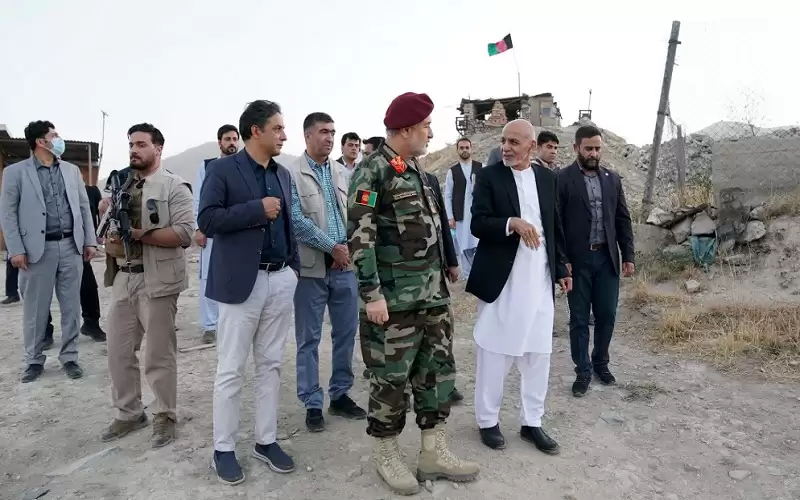 الرئيس الأفغاني يجري محادثات عاجلة وطالبان