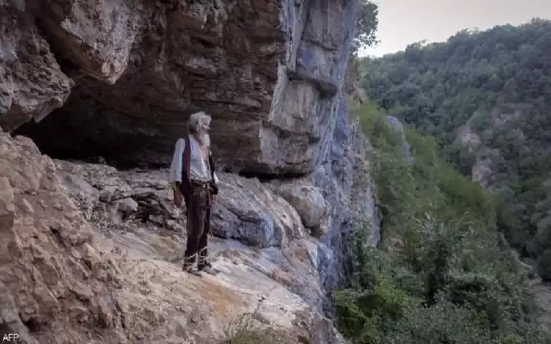 رجل الكهف يقطع خلوته من أجل