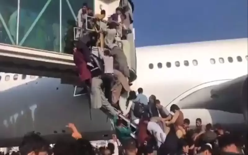 بالفيديو .. آلاف الأفغان يحتشدون في