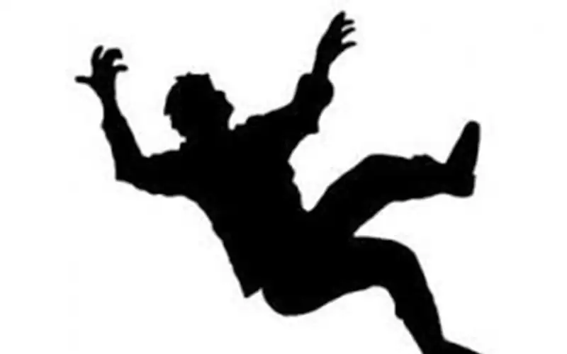 وفاة عشريني سقط من سطح منزله