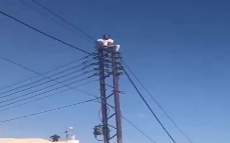 ثني مواطن عن الانتحار بالقاء نفسه