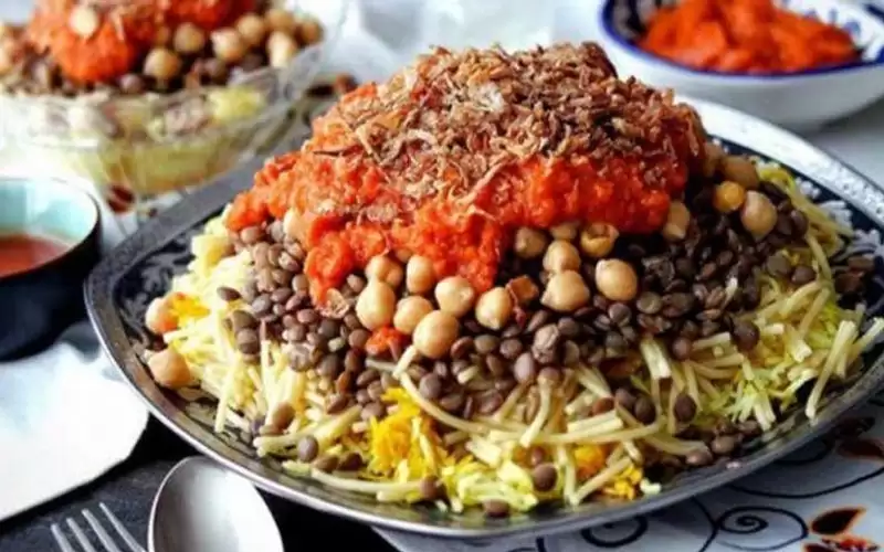 طالب يقتل حارس مدرسته بعلبة كشري