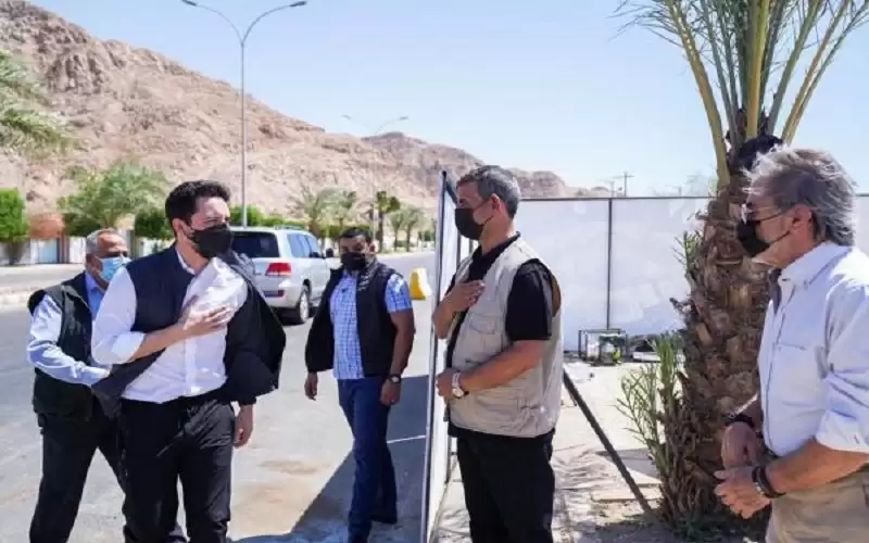 ولي العهد يتفقد مشروع كورنيش الممشى