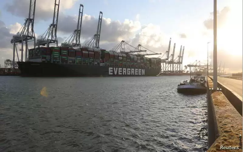 إيفر غيفن تعبر قناة السويس مرة