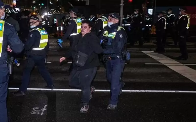 اشتباكات بين الشرطة والمحتجين ضد إجراء