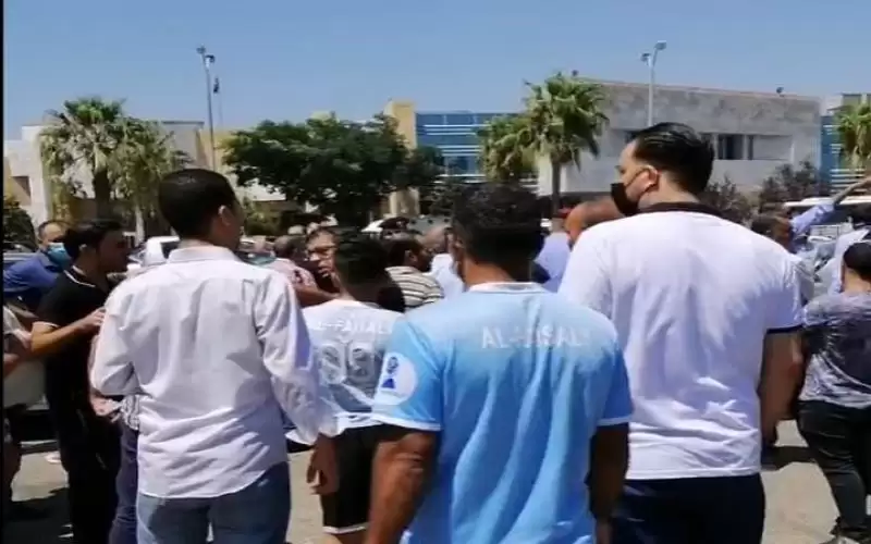 جماهير الفيصلي يعتصمون أمام وزارة الشباب