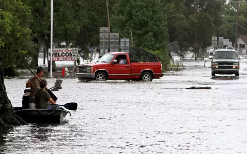 21 قتيلا على الأقل بفيضانات اجتاحت