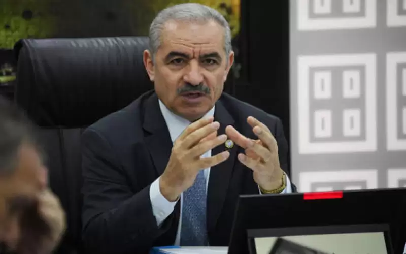 اشتية: عدم تلقي اللقاح ليس حرية