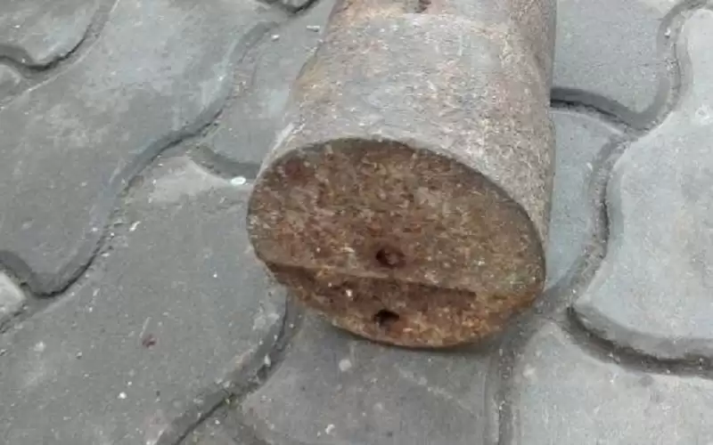 وفاة عشريني سقطت عليه قطعة حديدية