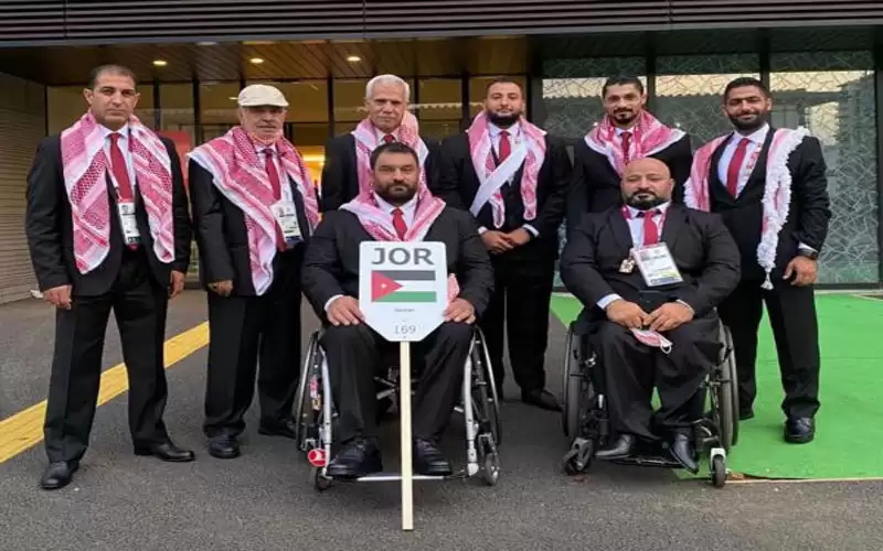 أحمد الهندي يرفع علم الأردن في