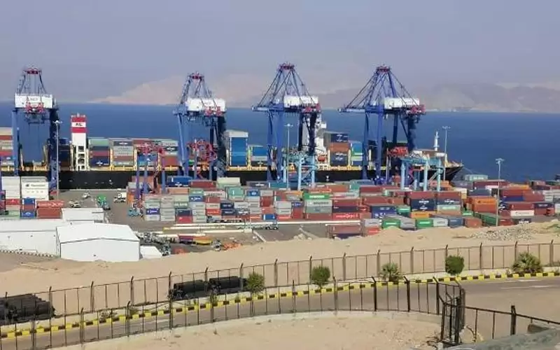 تواصل الاحتجاجات على ظروف العمل بميناء