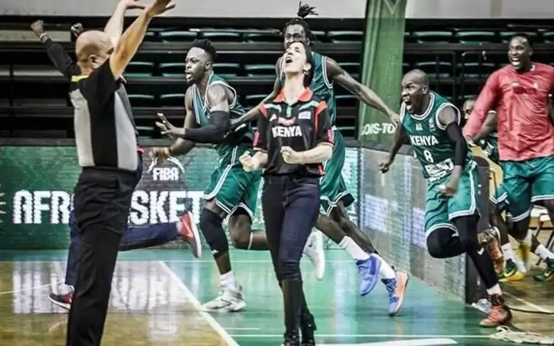 أول إمرأة تدرب فريقا للرجال في