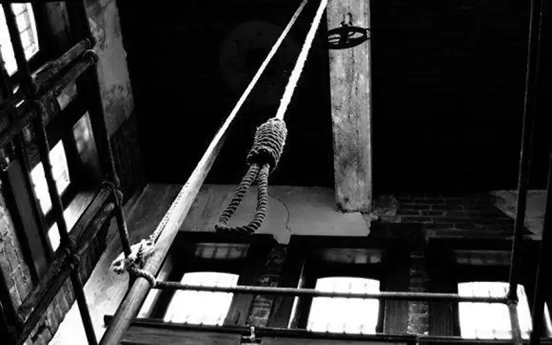 التحقيق بالعثور على جثة عشريني في