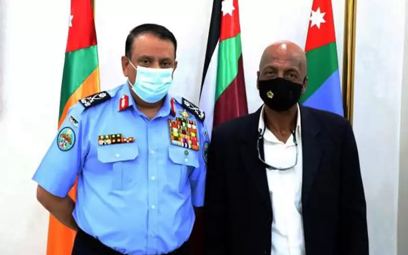 الحواتمة يكرم ضابطا متقاعدا ساهم بضبط