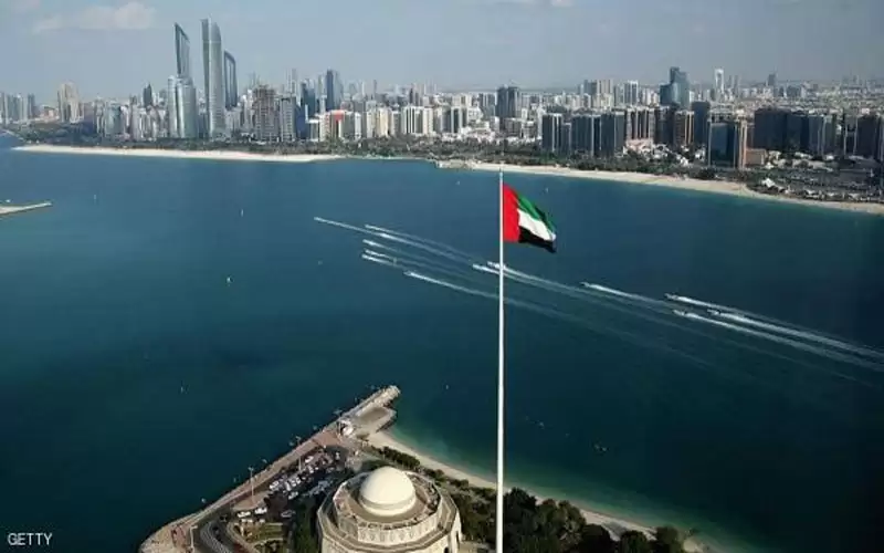 الإمارات تفتح تأشيرات السياحة للمطعمين من