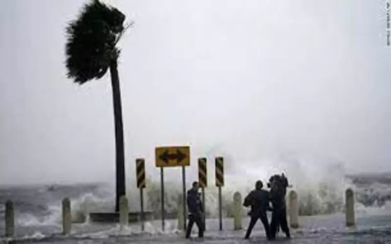 صمود مراسل تلفزيوني امام اعصار إيدا