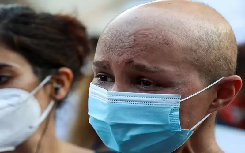 لبنان.. دموع مريضة سرطان تفطر القلوب