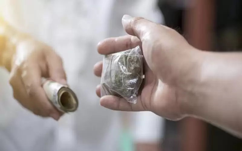 ستيني يبيع المخدرات من دار العجزة