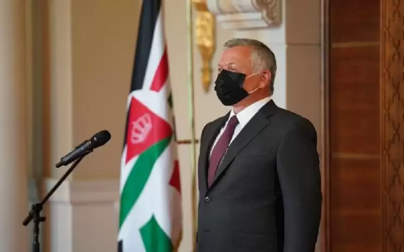الملك يتقبل اوراق اعتماد عدد من