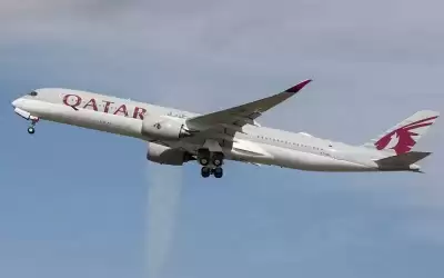طائرة قطرية على متنها فريق فني