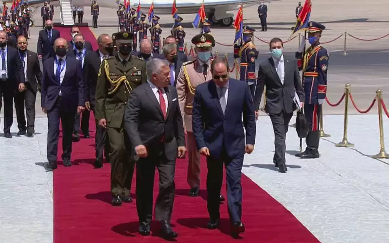 الملك يصل إلى القاهرة والسيسي في