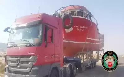 ضبط مركبة شحن تحمل قارب ذو