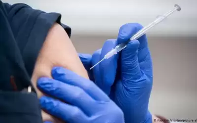 بريطانيا: لا نوصي بتطعيم من هم