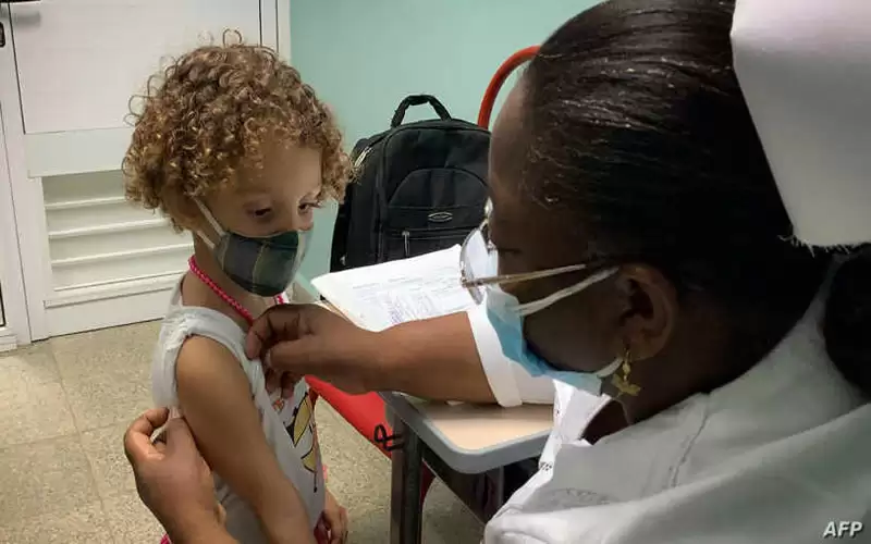 كوبا تطعم الأطفال والمراهقين بلقاحي عبد