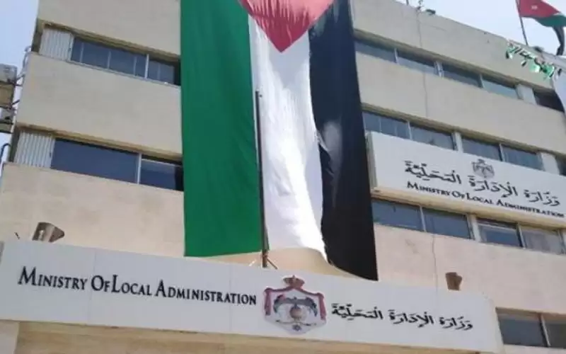 الإدارة المحلية: البدء بتثبيت عمال الوطن