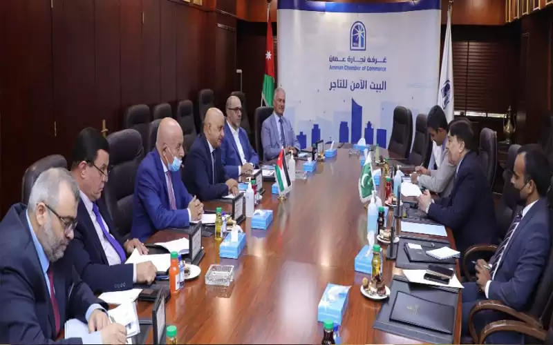 تجارة عمان تبحث تعزيز علاقات المملكة