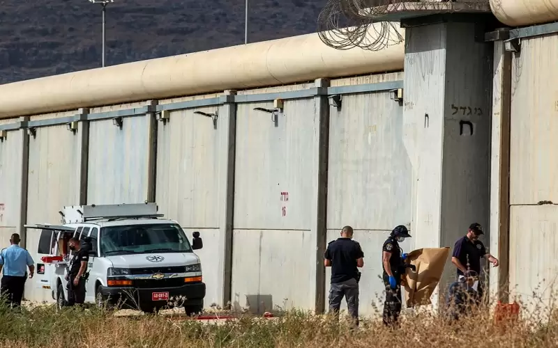 معلقة ستة أسرى تجرف صخور سجن