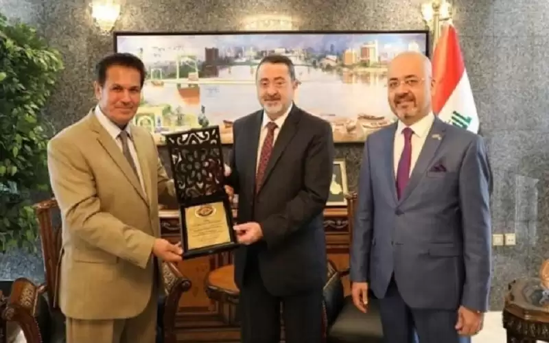 السفير العراقي يستقبل رئيسي الجاليتين العراقيتين