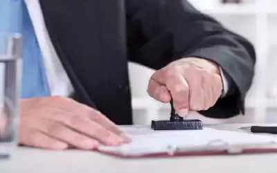 كلية قانون تماطل في تسليم الادعاء