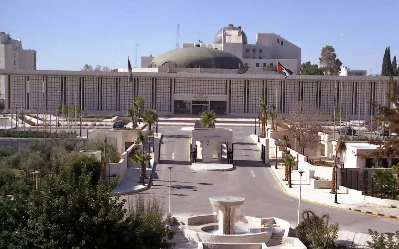 الأعيان يقر البلديات واللامركزية وتطوير الأراضي