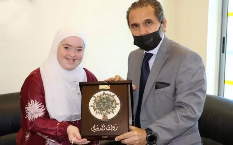 الأمير مرعد يكرم الدويك لحفظها القرآن
