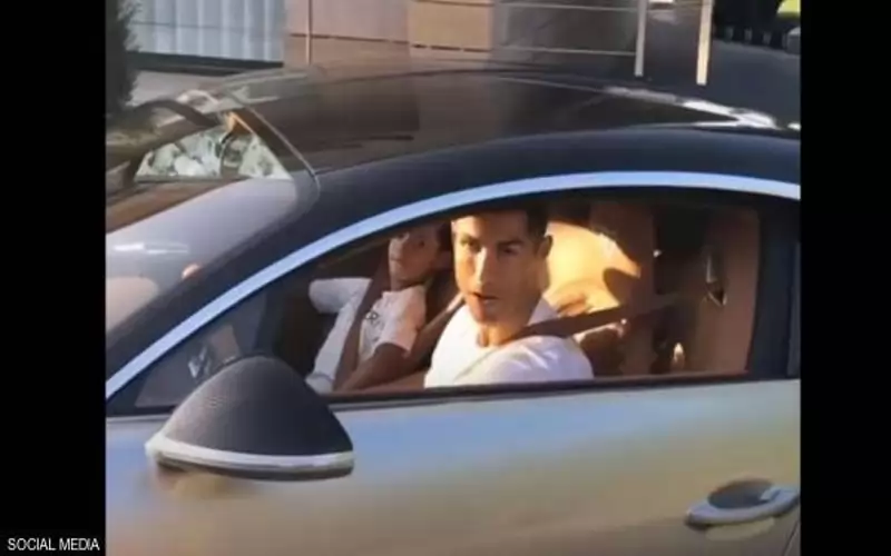 رونالدو يحضر تدريبات مانشستر يونايتد بسيارة