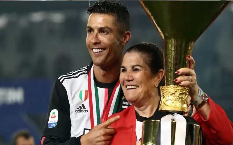 والدة رونالدو تدعمه بصورة