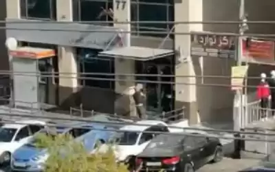 شخص يحطم واجهة فرع بنك ..