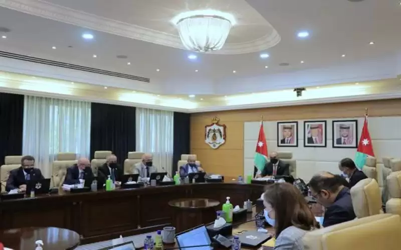 الحكومة تحدد شروط تمديد خدمات الموظفين
