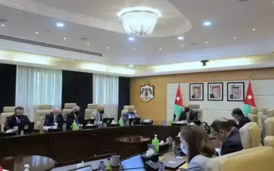 الحكومة تحدد شروط تمديد خدمات الموظفين