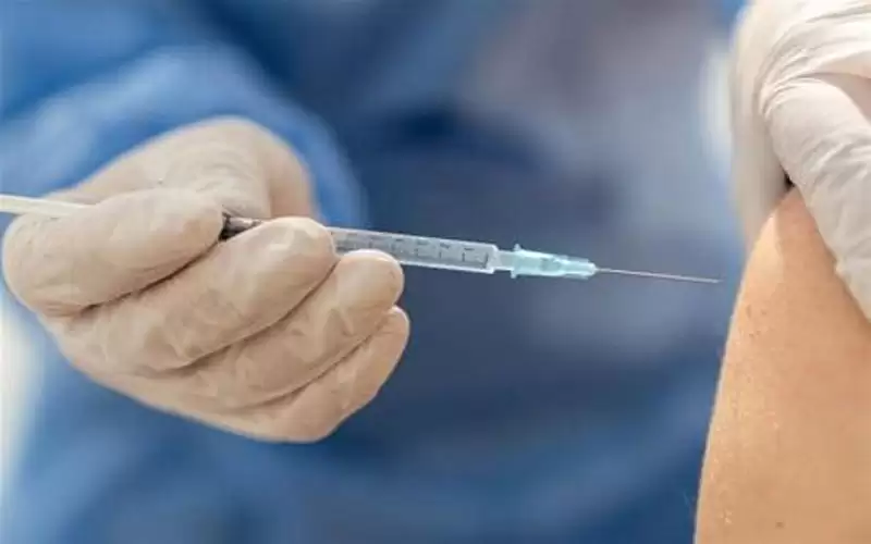 بلد عربي يقرر اعتماد جرعة ثالثة