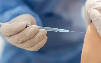 بلد عربي يقرر اعتماد جرعة ثالثة