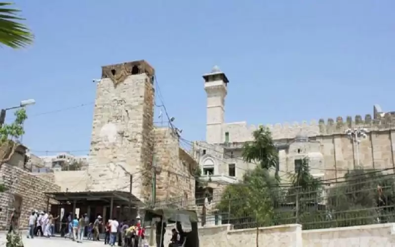 مستوطنون متطرفون يهاجمون منازل المواطنين في