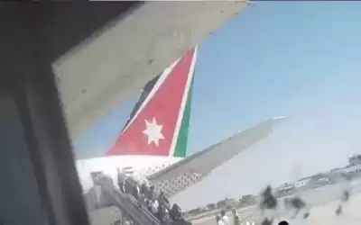 فتح مزلاج طائرة الأردنية للطيران قبل