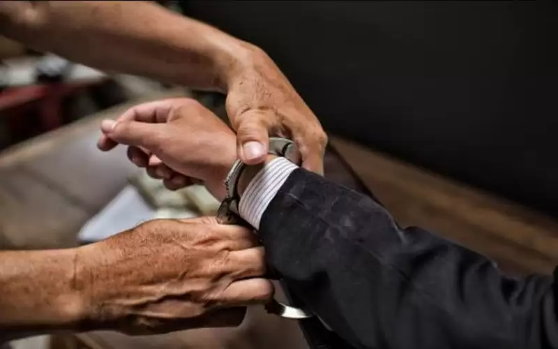 قانون مكافحة الإرهاب وغسل الأموال يدخل