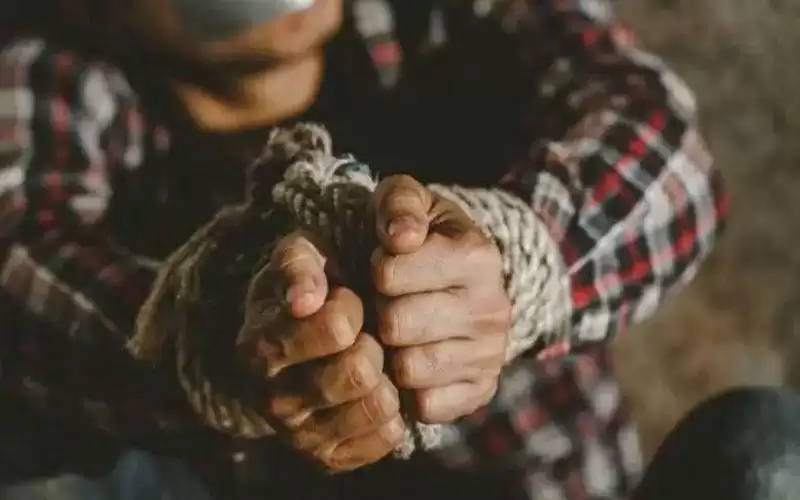 اصحاب سوابق يختطفون شابا ويعتدون عليه