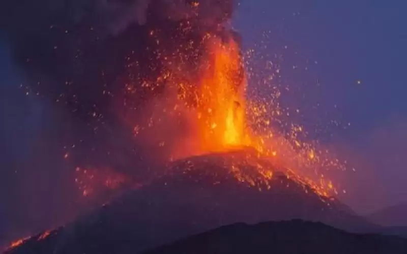 ثوران بركان في جزيرة لا بالما